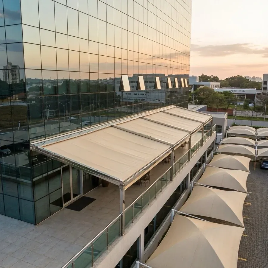 Toldo Fixo de Lona Sintética PVC em ambiente externo
